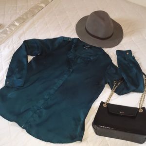 Emeral color silky blouse with gold details 💄